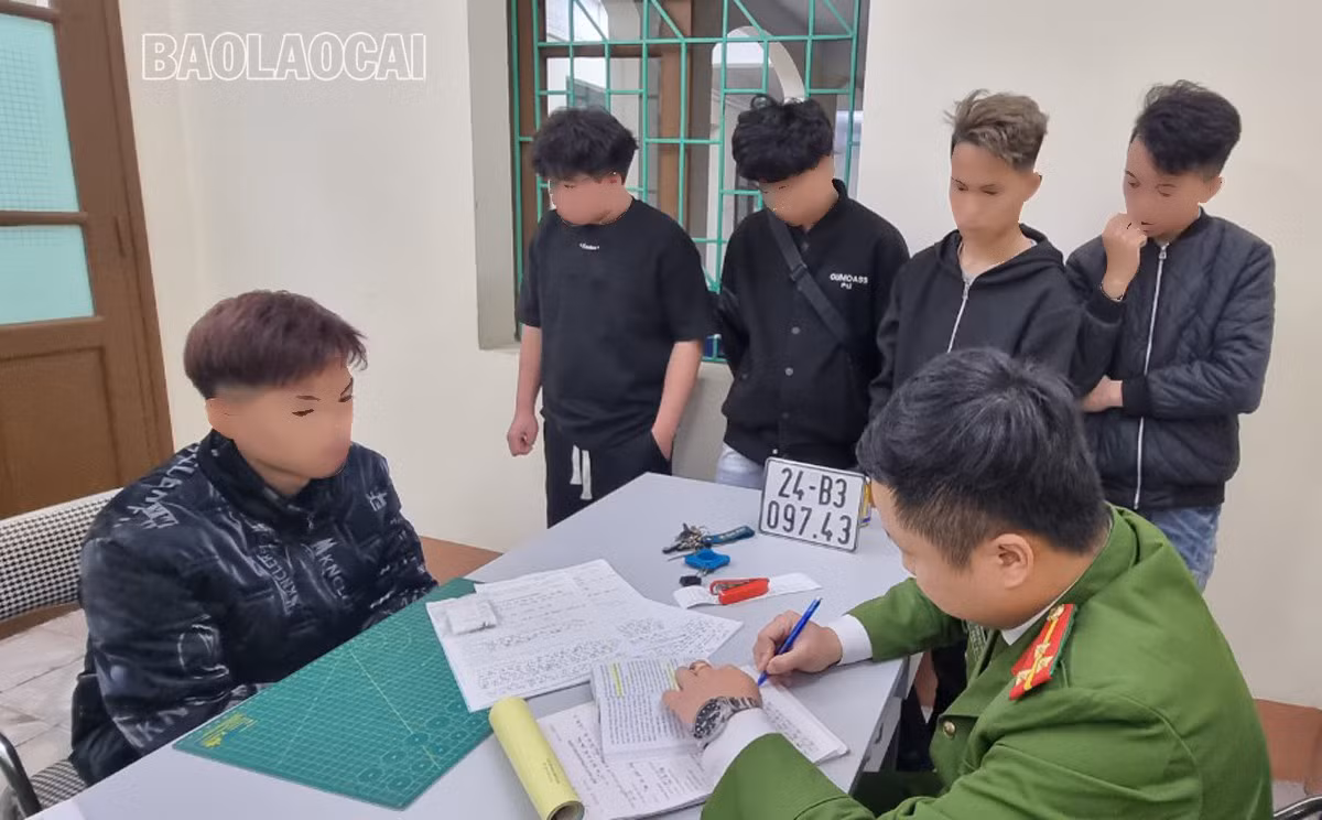 Lực lượng cảnh sát giao thông đã tiến hành đo nồng độ cồn các trường hợp vi phạm. Lập biên bản vi phạm hành chính đối với các thanh - thiếu niên vi phạm Luật Giao thông đường bộ.