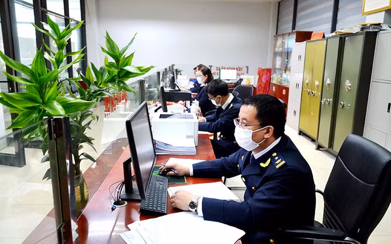 Cán bộ Hải quan tỉnh Lào Cai làm thủ tục thông quan điện tử rút ngắn thời gian và chi phí cho doanh nghiệp xuất, nhập khẩu ở Cửa khẩu quốc tế Lào Cai.