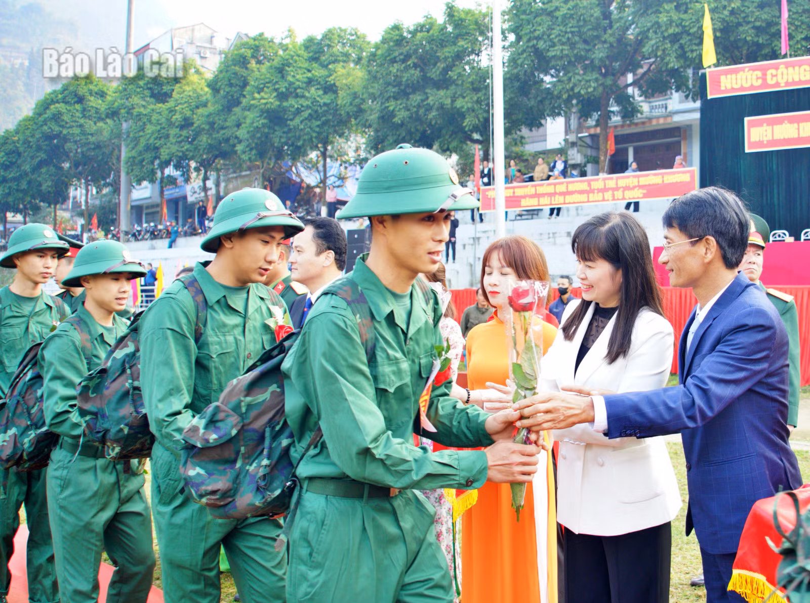 Lãnh đạo huyện Mường Khương tặng hoa tân binh.