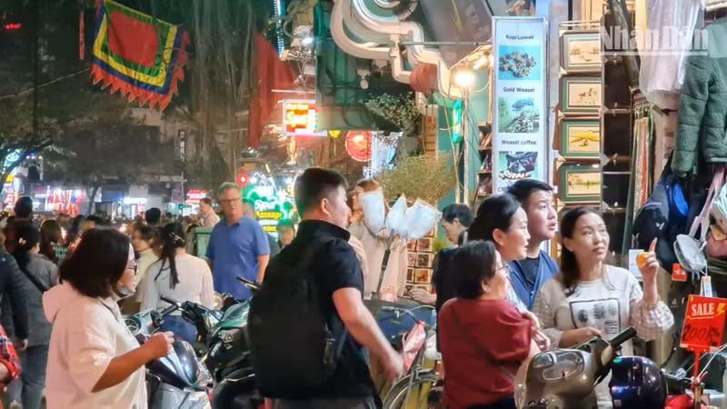 Du khách trên phố Hàng Bông, Hà Nội.