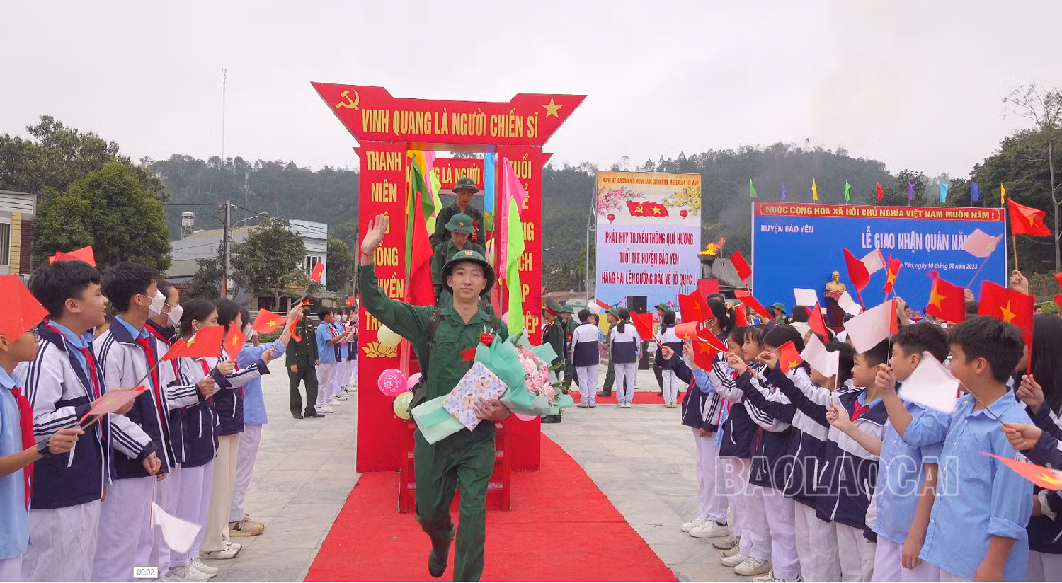 Các chiến sĩ mới huyện Bảo Yên hồ hởi lên đường.