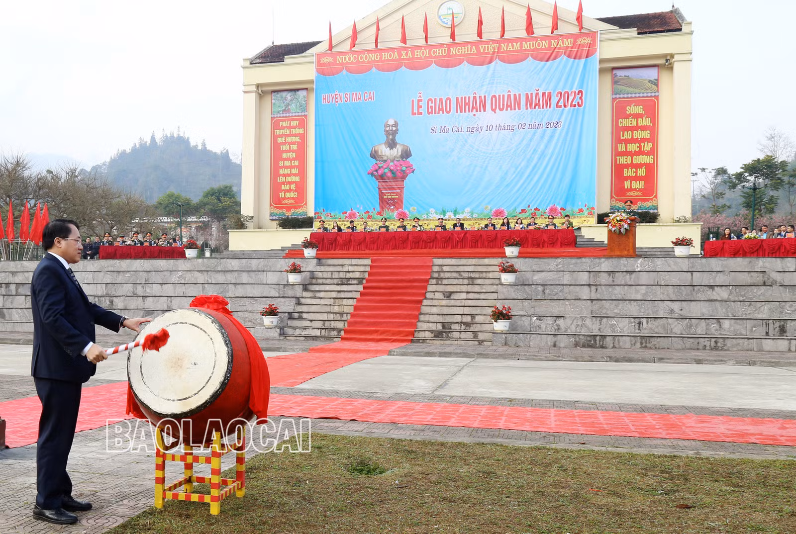 Chủ tịch UBND huyện Si Ma Cai đánh trống tại Lễ giao nhận quân và tặng hoa các đơn vị nhận quân.