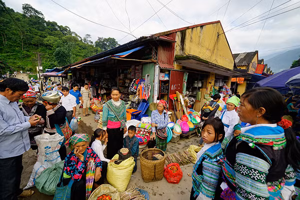 Buổi sáng ở chợ phiên Mường Hum. Thiếu nữ người Mông chọn mua váy, áo. Người dân thưởng thức đặc sản bánh rán tại chợ. Khu bán hàng thổ cẩm là nơi luôn đông vui, nhộn nhịp nhất. Món phở truyền thống được người dân bản địa ưa thích. Du khách nước ngoài lựa chọn đồ tại chợ phiên. Chợ phiên Mương Hum đặc sắc bởi có sự hòa trộn bản sắc văn hóa các dân tộc vùng cao Bát Xát.
