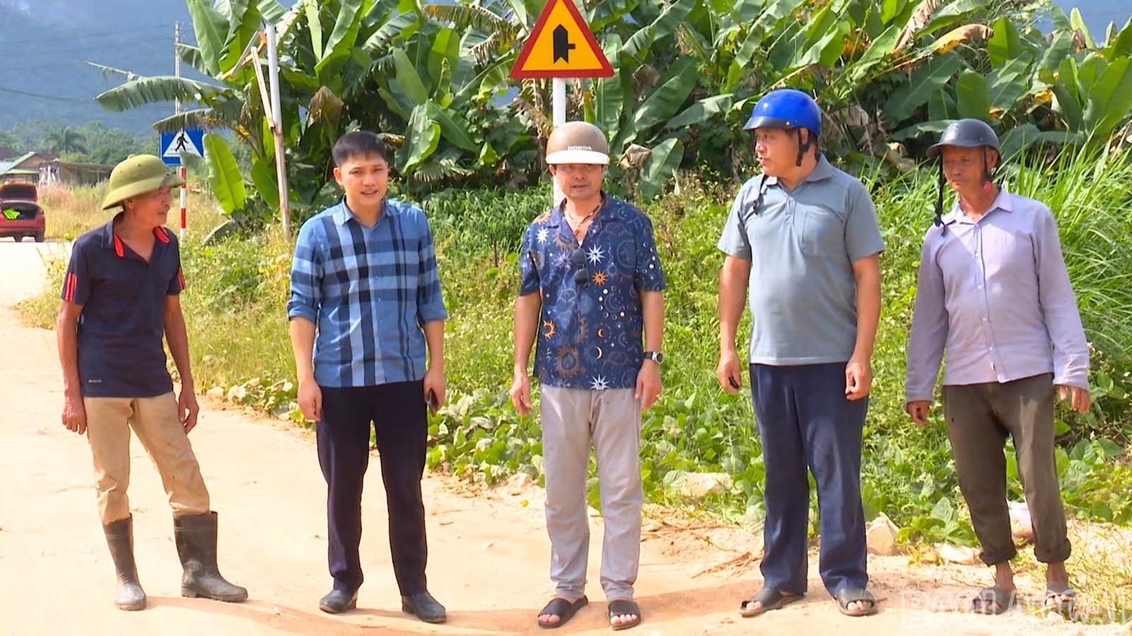 Lãnh đạo xã thường xuyên xuống cơ sở nắm tình hình để kịp thời tháo gỡ khó khăn, giải quyết những vấn đề phát sinh.