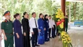 Phó Bí thư Tỉnh ủy, Chủ tịch Ủy ban MTTQ tỉnh Lào Cai Giàng Thị Dung dâng hương tại Khu Di tích Ngã ba Đồng Lộc, viếng mộ Đại tướng Võ Nguyên Giáp