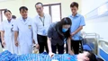 Phó Chủ tịch UBND tỉnh Vũ Thị Hiền Hạnh thăm hỏi các nạn nhân trong vụ tai nạn ở xã Phong Dụ Thượng