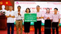 Trao tặng 100 suất quà tri ân người có công với cách mạng