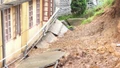 Mưa lớn, 70 hộ dân xã Lương Thịnh phải di dời ngay trong đêm 