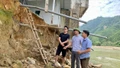 Lãnh đạo xã Phong Dụ Thượng kiểm tra tình hình thiệt hại do bão lũ.