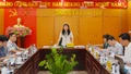 Phó Chủ tịch UBND tỉnh Vũ Thị Hiền Hạnh duyệt văn kiện Đại hội Đảng bộ xã Xuân Hòa, Thượng Hà, Phúc Khánh