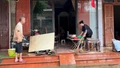 Người dân khẩn trương dọn dẹp sau lũ