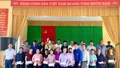 Lãnh đạo Tỉnh đoàn Lào Cai và Phòng khám Đa khoa Bạch Mai - Văn Yên tặng thẻ khám chữa bệnh cho người dân.