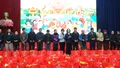 300 phần quà “Chung vị Tết Việt” được trao cho người dân xã Phong Hải
