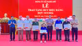 Nghĩa Đô, Bản Xèo trao tặng Huy hiệu Đảng đợt 19/5 cho các đảng viên