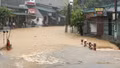 Mưa lớn kéo dài, nhiều điểm trên Quốc lộ 4E qua phường Lào Cai ngập sâu
