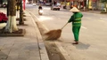 Công nhân môi trường lặng lẽ làm việc khi phố phường bước vào những ngày giáp Tết.