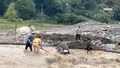 Cảnh sát giao thông giúp dân giữa dòng nước lũ