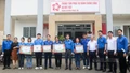 Thăm, tặng quà thanh niên tình nguyện hỗ trợ vận hành chính quyền địa phương hai cấp tại các xã Bát Xát, Trịnh Tường