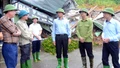 Chủ tịch UBND tỉnh Trần Huy Tuấn kiểm tra công tác khắc phục bão lũ tại xã Phong Hải, Dương Quỳ