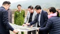 Bí thư Đảng ủy xã Bát Xát khảo sát công tác giải phóng mặt bằng các dự án trọng điểm