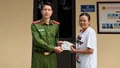 Công an xã Lùng Phình trao trả tài sản bị đánh rơi cho khách du lịch