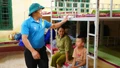 Xã Mường Khương và Công an xã Bản Lầu hỗ trợ nhân dân phòng, tránh bão số 3 di dời đến nơi an toàn 