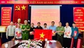 Công an xã Bản Hồ tặng 50 lá cờ Tổ quốc cho các điểm nhóm sinh hoạt tôn giáo
