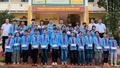 Xuân Hòa tặng quà cho học sinh có hoàn cảnh khó khăn