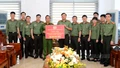 Công an Thành phố Hà Nội trao tặng 500 triệu đồng hỗ trợ cán bộ, chiến sĩ và Nhân dân tỉnh Lào Cai khắc phục hậu quả bão số 10