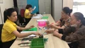 Các đại biểu tham quan trưng bày ảnh “Tự hào người chiến sĩ Hải quân”.