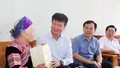 Chủ tịch UBND tỉnh Trần Huy Tuấn thăm, tặng quà các gia đình chính sách, người có công tại phường Cam Đường