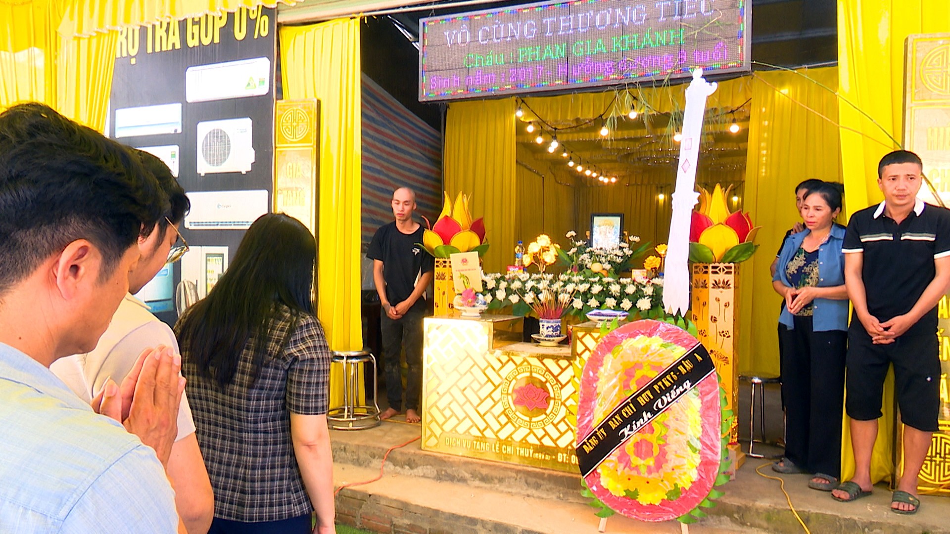 Đồng chí Phó Chủ tịch UBND tỉnh Vũ Thị Hiền Hạnh cùng Đoàn công tác của tỉnh thăm hỏi, động viên và chia buồn với gia đình có nạn nhân tử vong. h.jpg