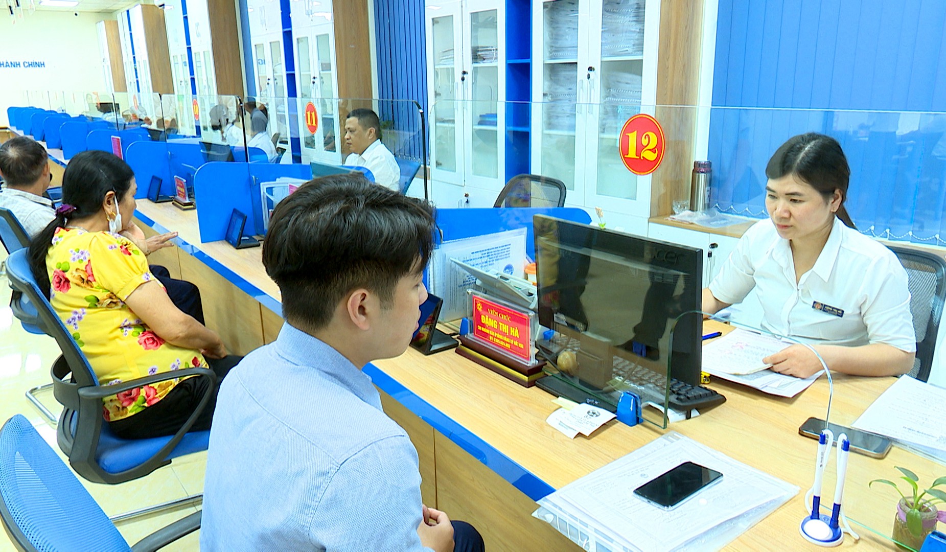Các bộ, công chức Trung tâm Phục vụ hành chính công phường Yên Bái giải quyết thủ tục hành chính cho người dân và doanh nghiệp. hhccc.jpg