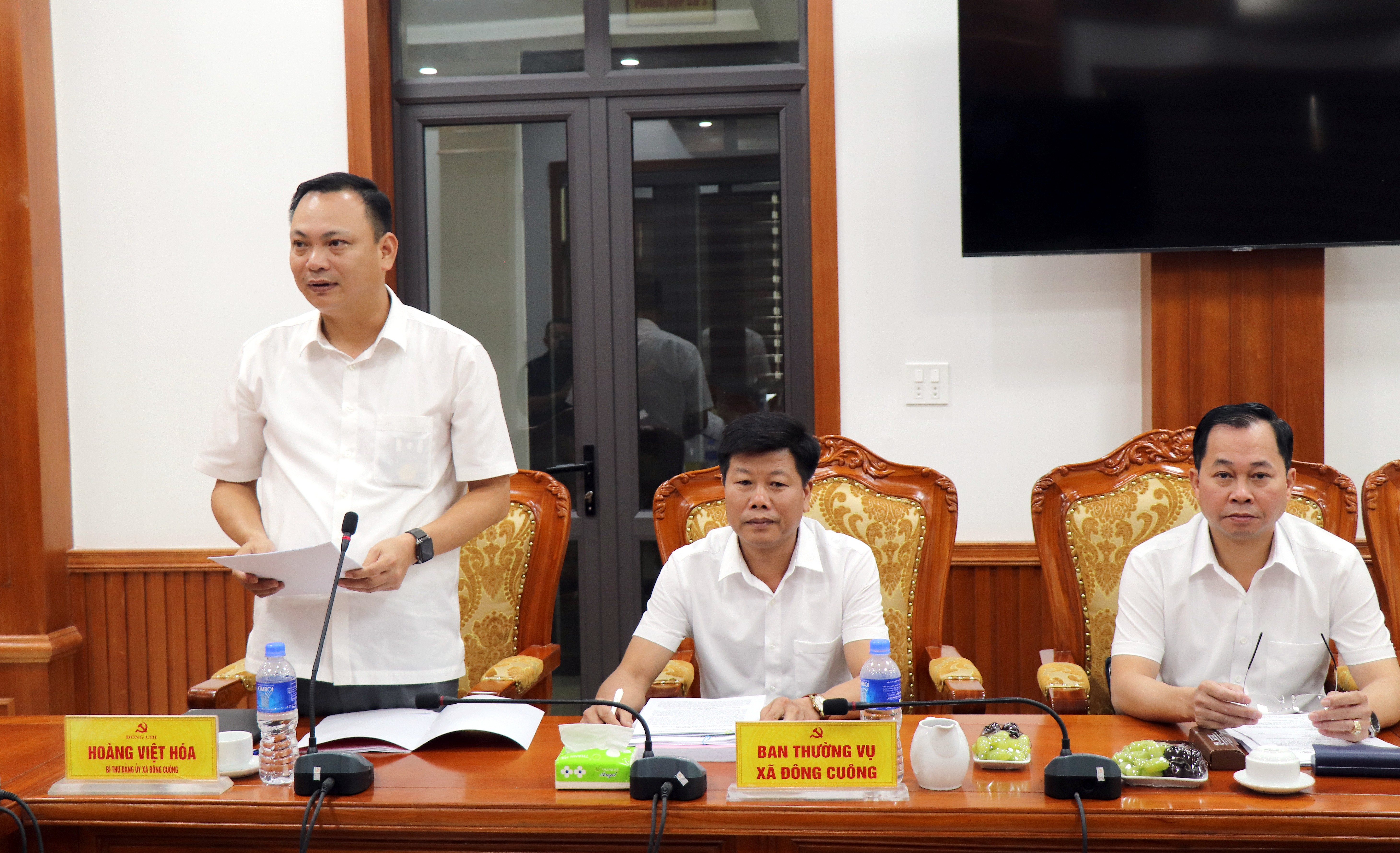 Thường trực Đảng ủy xã Đông Cuông báo cáo công tác chuẩn bị văn kiện phục vụ đại hội. img-1092.jpg