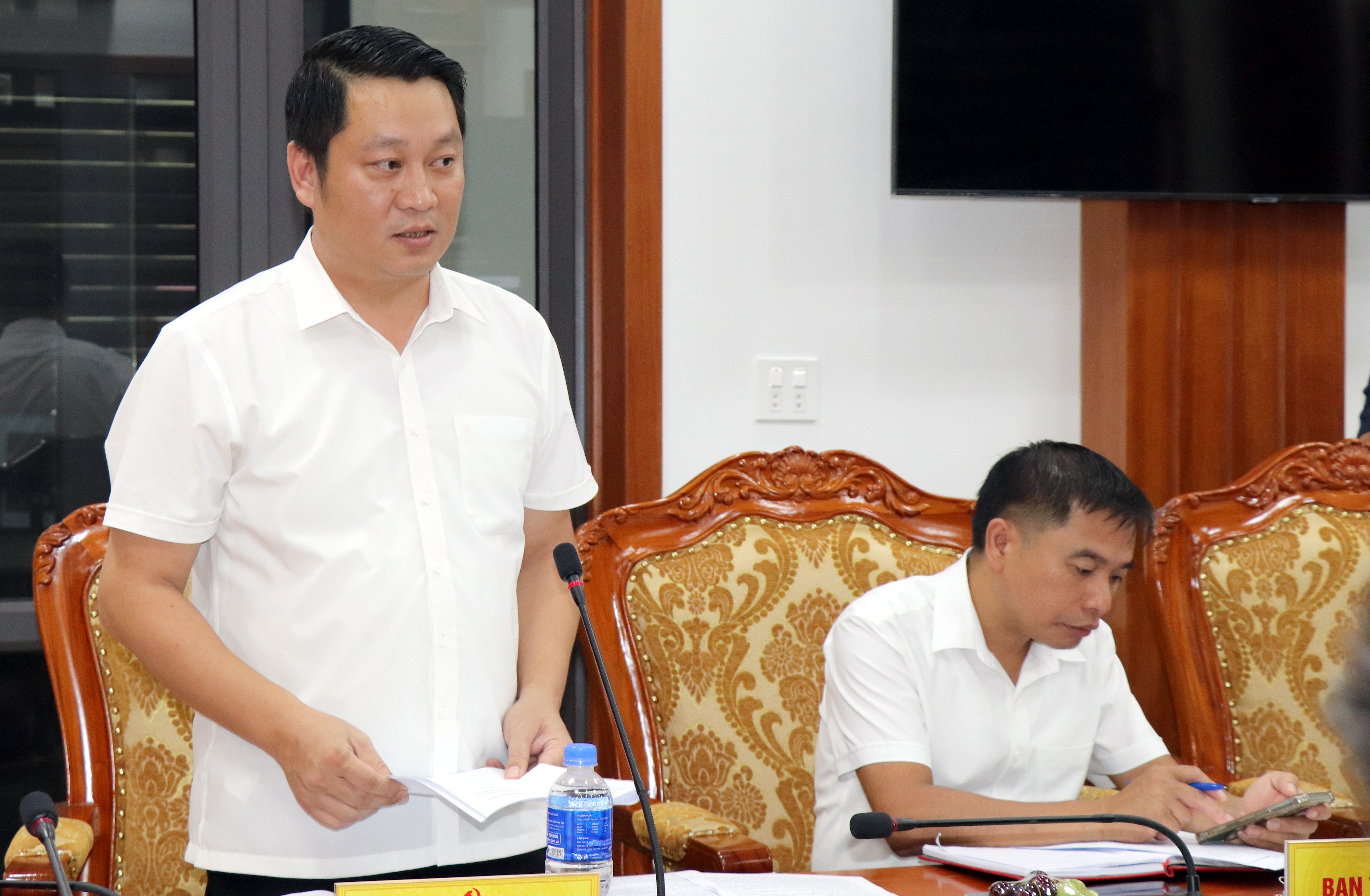 Thường trực Đảng ủy xã Xuân Ái báo cáo công tác chuẩn bị văn kiện phục vụ đại hội. img-1028.jpg