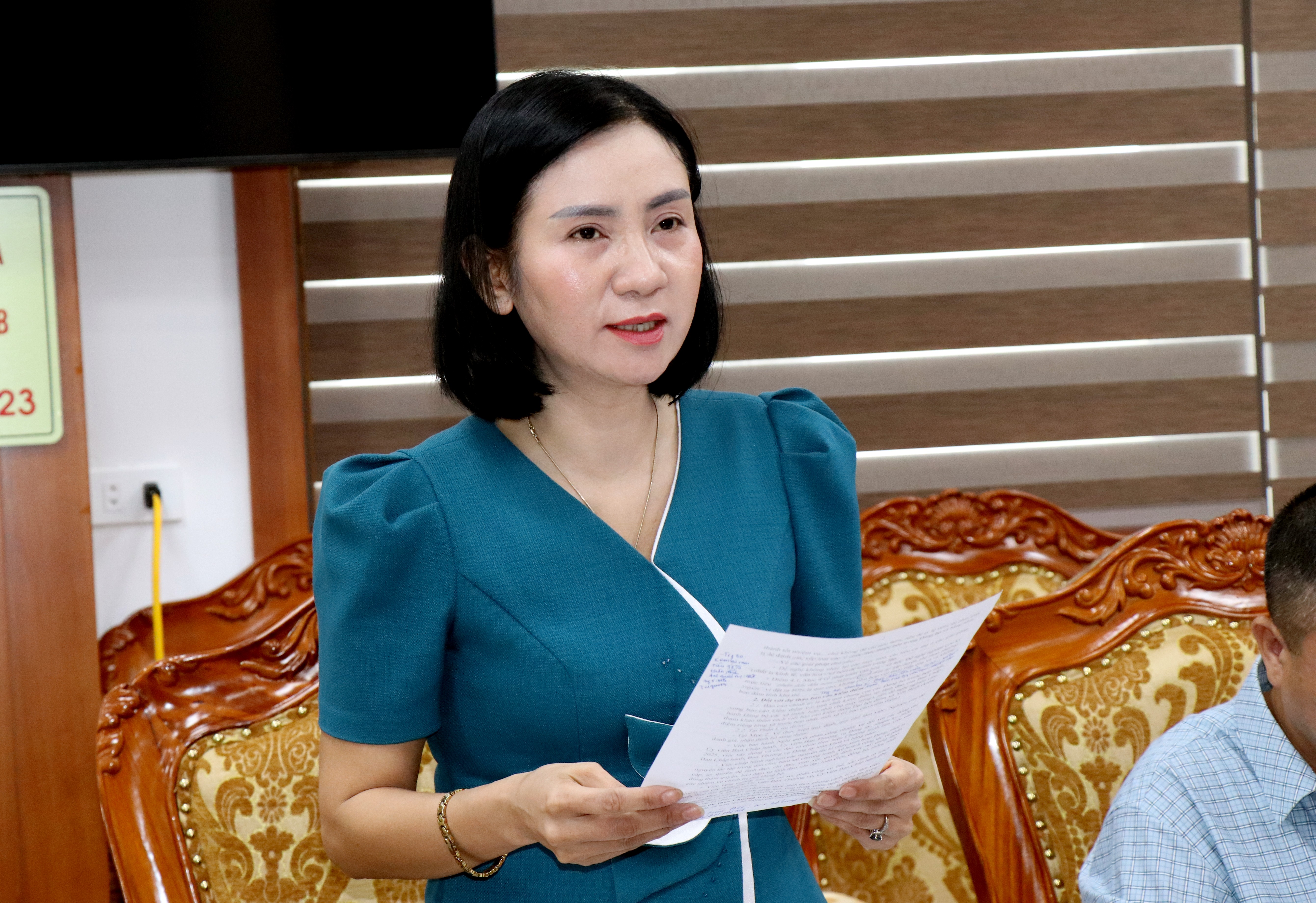 Các thành viên Tổ công tác tham gia góp ý tại cuộc họp. img-1046.jpg
