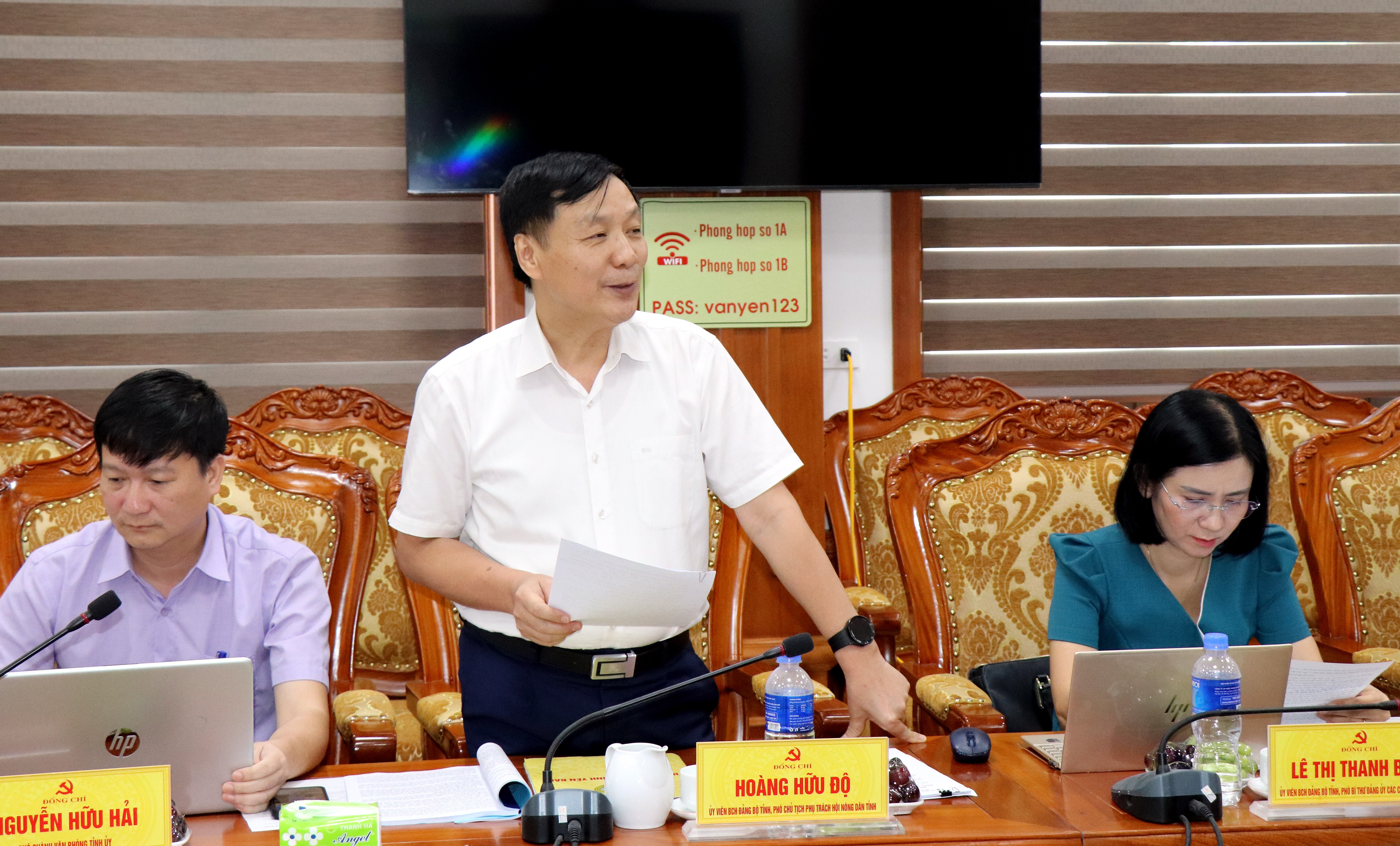 Các thành viên Tổ công tác số 4 của Tỉnh ủy tham gia góp ý tại hội nghị. img-1044.jpg
