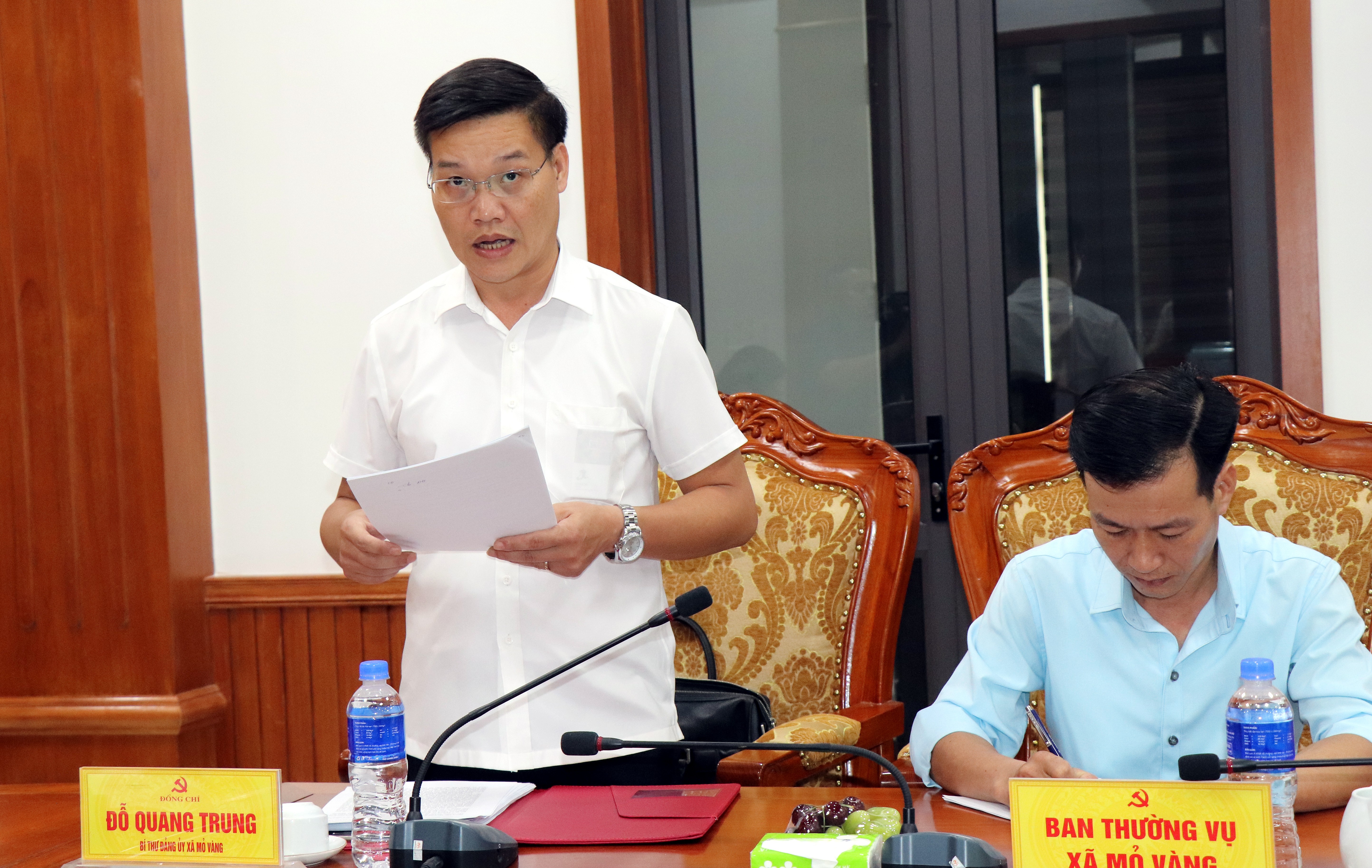 Thường trực Đảng ủy xã Mỏ Vàng báo cáo công tác chuẩn bị văn kiện phục vụ đại hội. img-1071.jpg