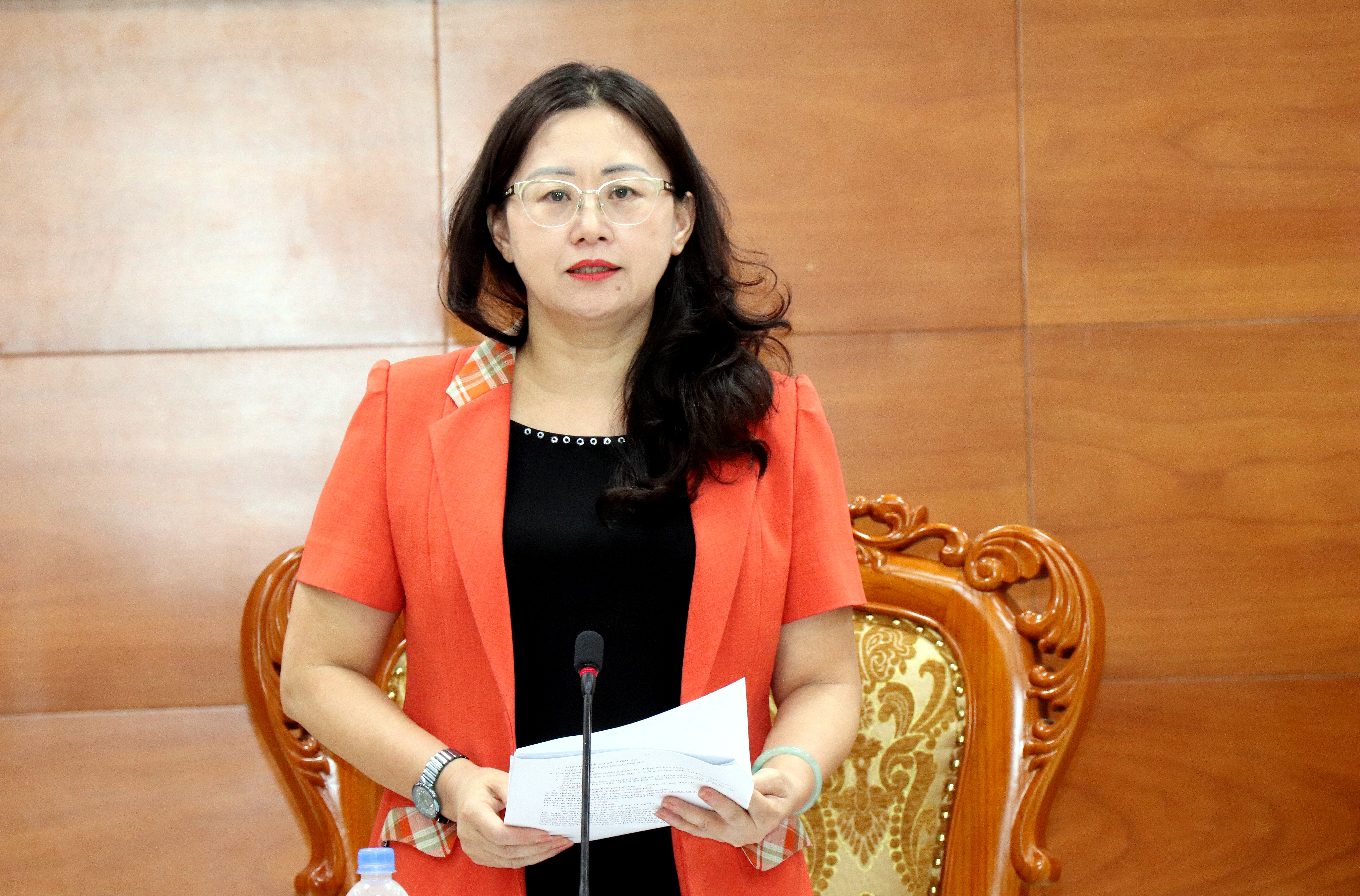 Đồng chí Giàng Thị Dung phát biểu kết luận cuộc họp. img-1064.jpg