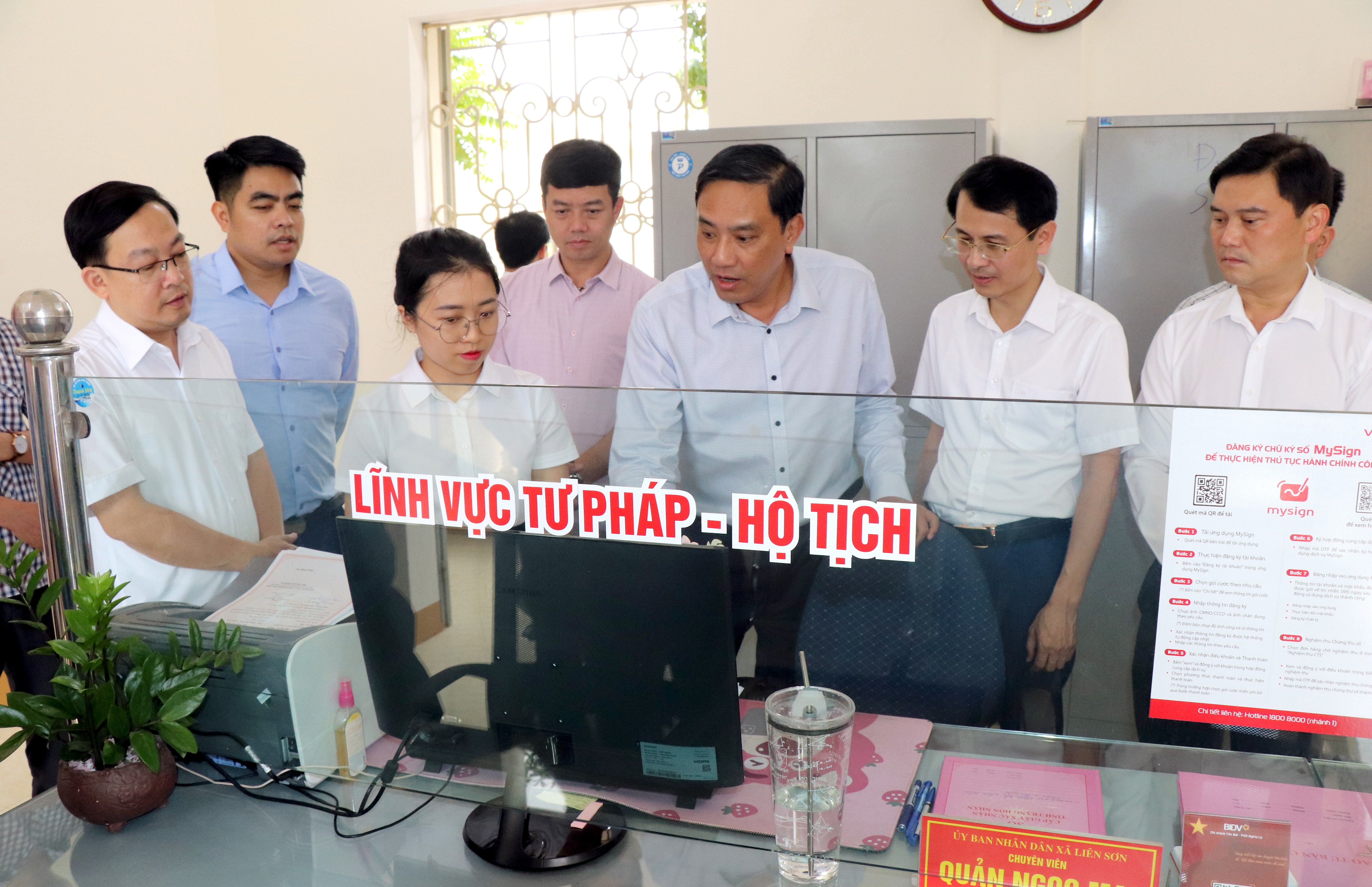 Đồng chí Phó Bí thư Thường trực Tỉnh ủy Hoàng Giang thăm cơ sở vật chất Bộ phận Phục vụ hành chính công tại xã Liên Sơn. img-0357.jpg