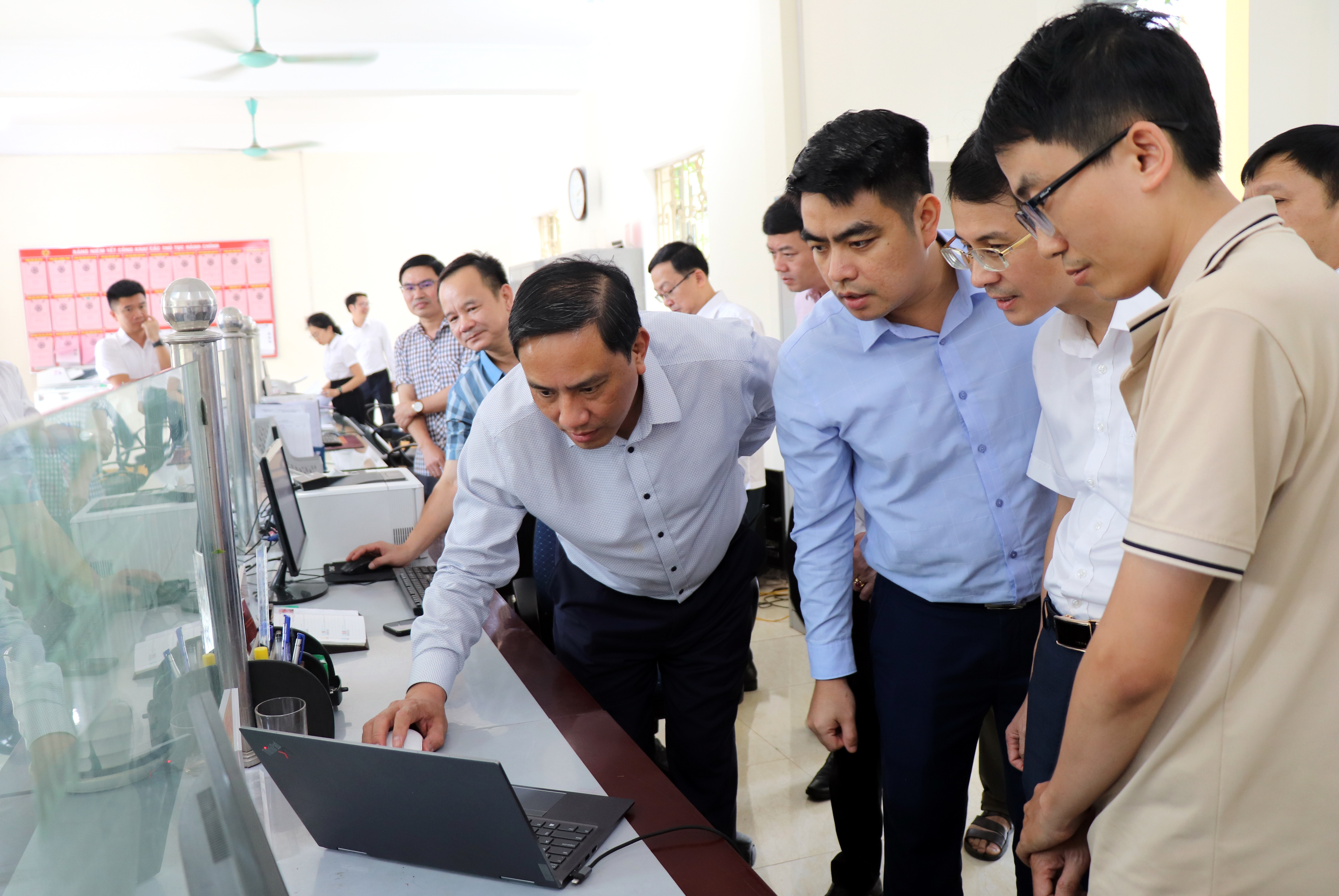 Đồng chí Phó Bí thư Thường trực Tỉnh ủy Hoàng Giang kiểm tra việc ứng dụng phần mềm Bộ phận Phục vụ hành chính công tại xã Liên Sơn. img-0332.jpg