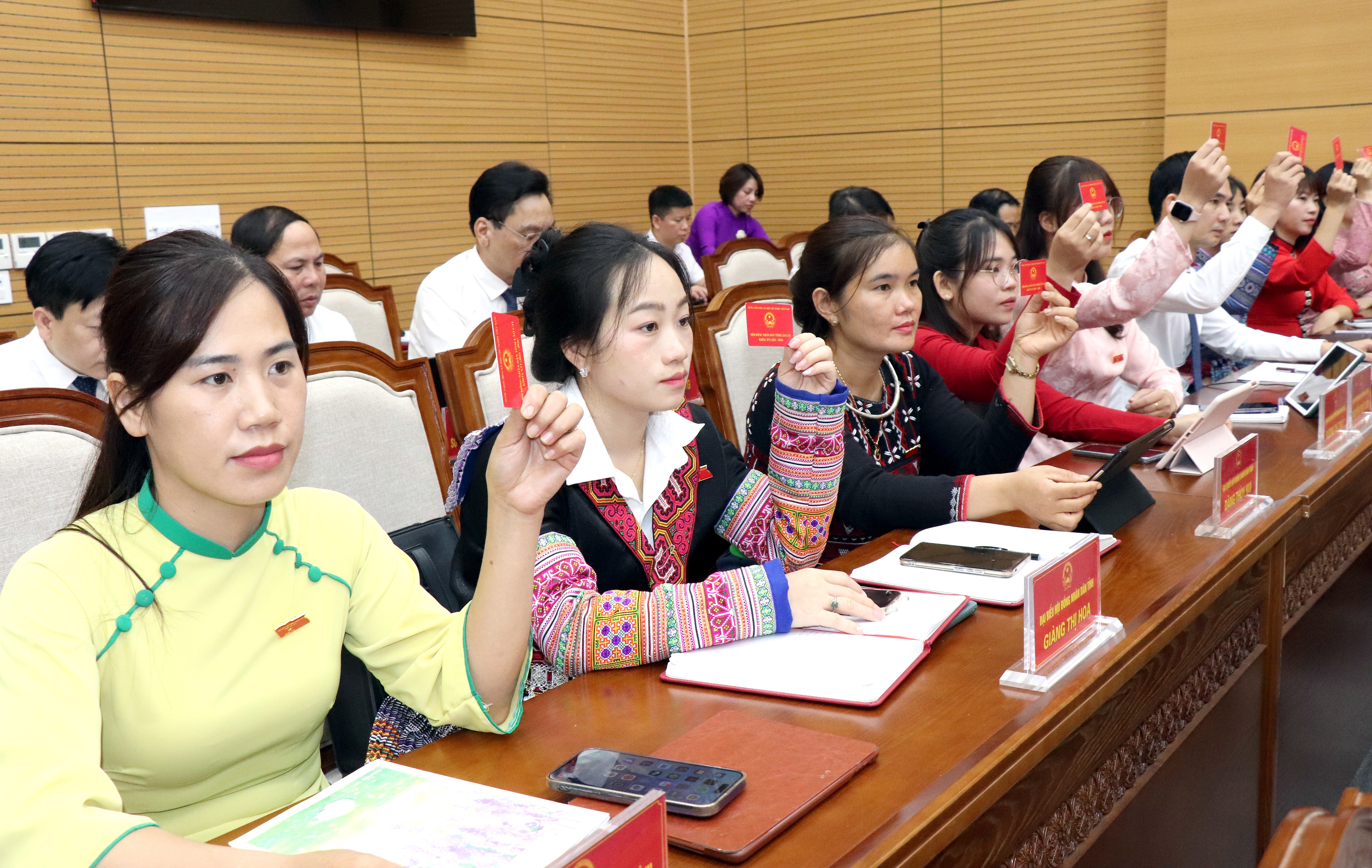 Đại biểu biểu quyết thông qua các nội dung tại kỳ họp. img-0143.jpg