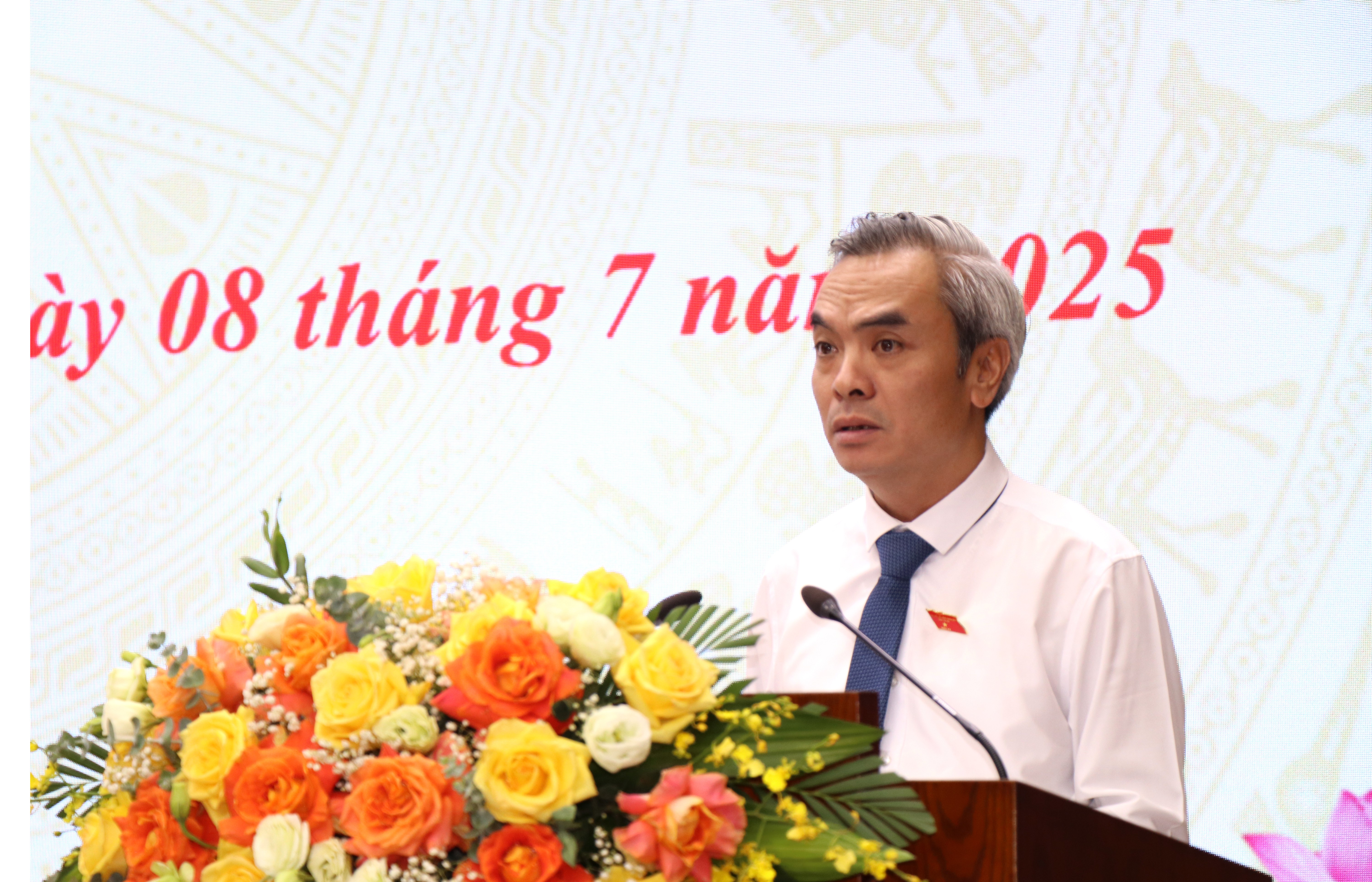 Lãnh đạo Ban Pháp chế HĐND tỉnh báo cáo thẩm tra các tờ trình tại kỳ họp. img-0128.jpg