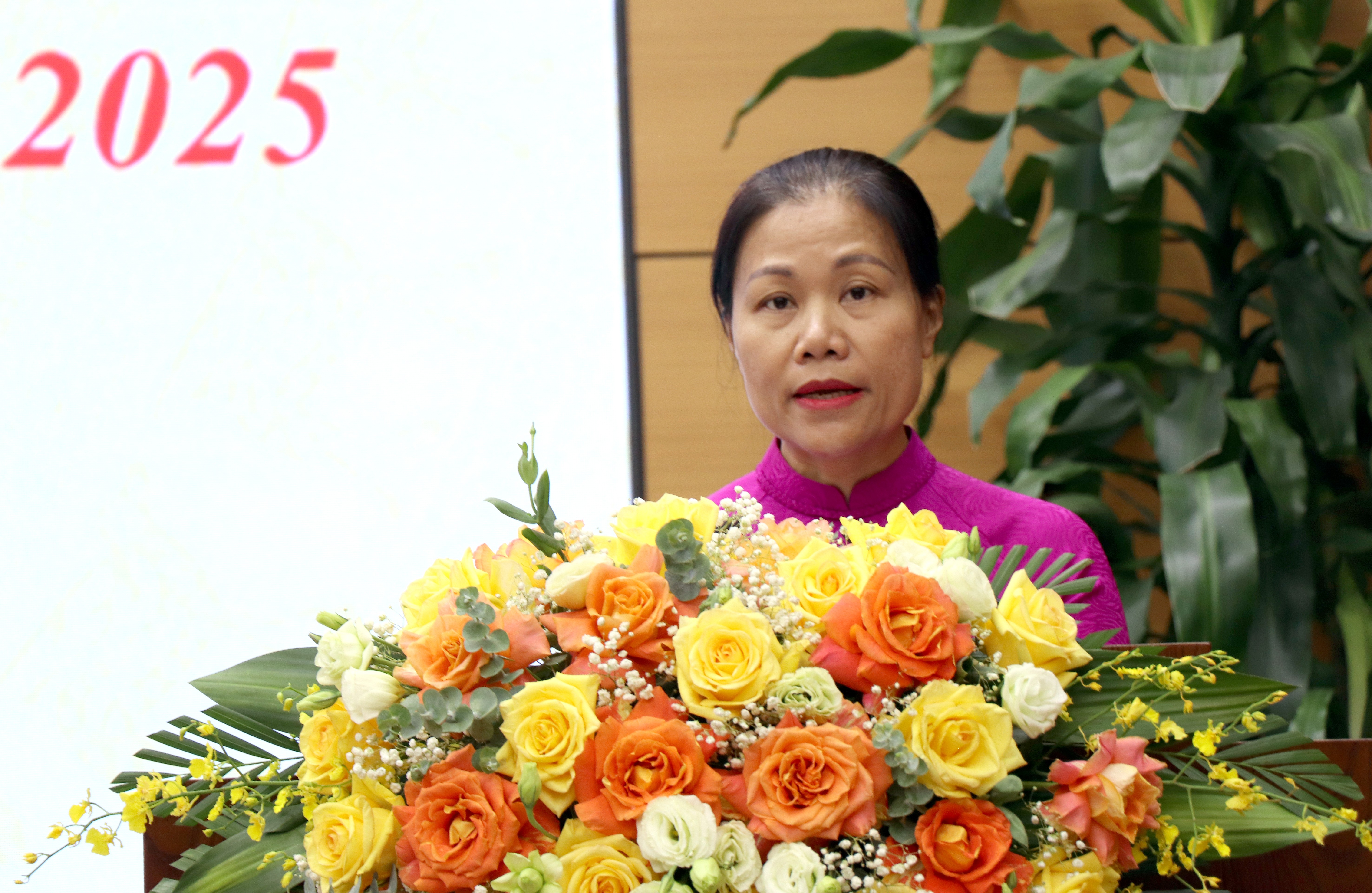 Lãnh đạo Ban Kinh tế - Ngân sách HĐND tỉnh báo cáo thẩm tra các tờ trình tại kỳ họp. img-0102.jpg