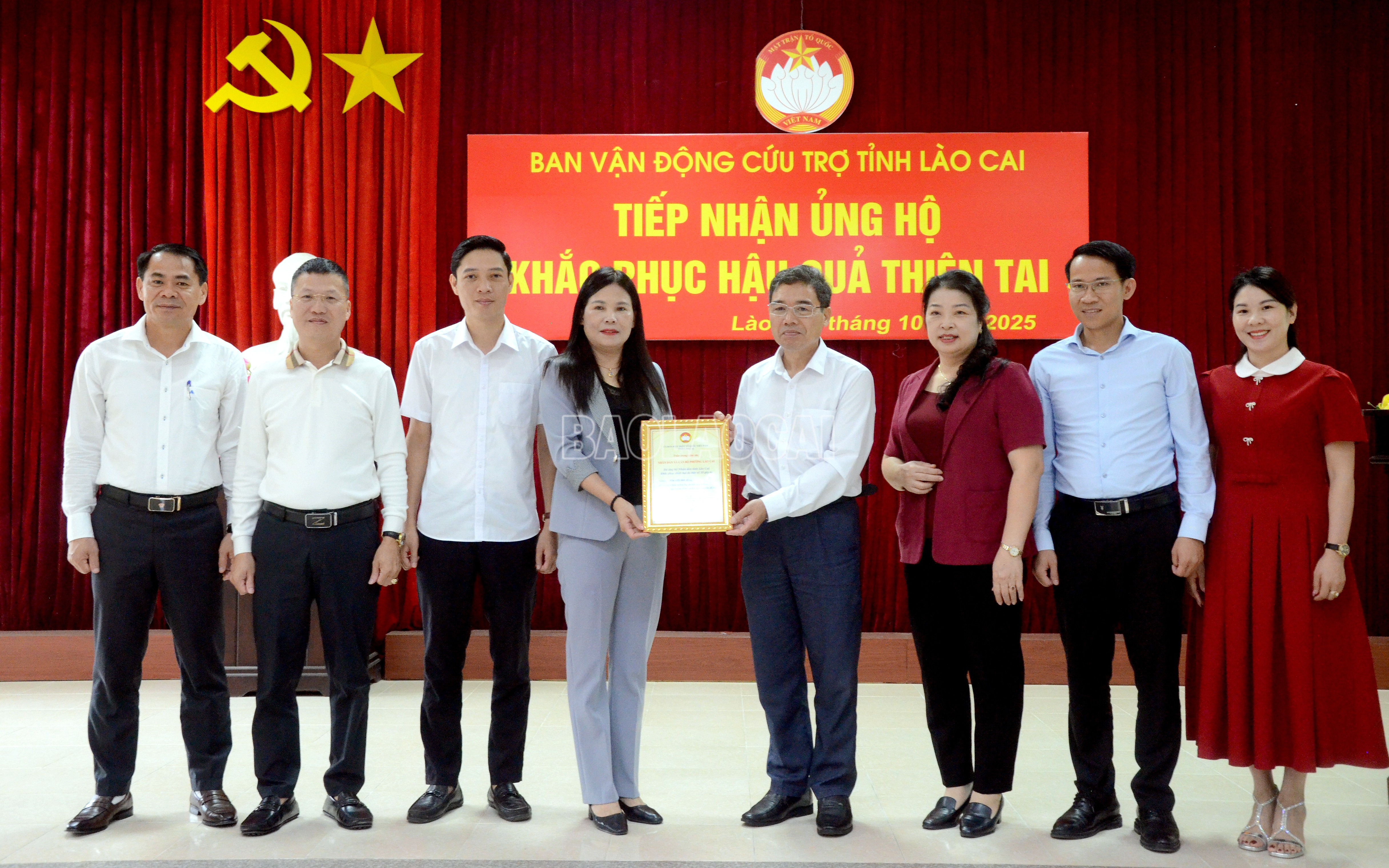 Ủy ban MTTQ tỉnh trân trọng cảm ơn tình cảm của Nhân dân và cán bộ phường Lào Cai ủng hộ người dân khắc khắc phục hậu quả thiên tai. baolaocai-c_dsc-5588.jpg