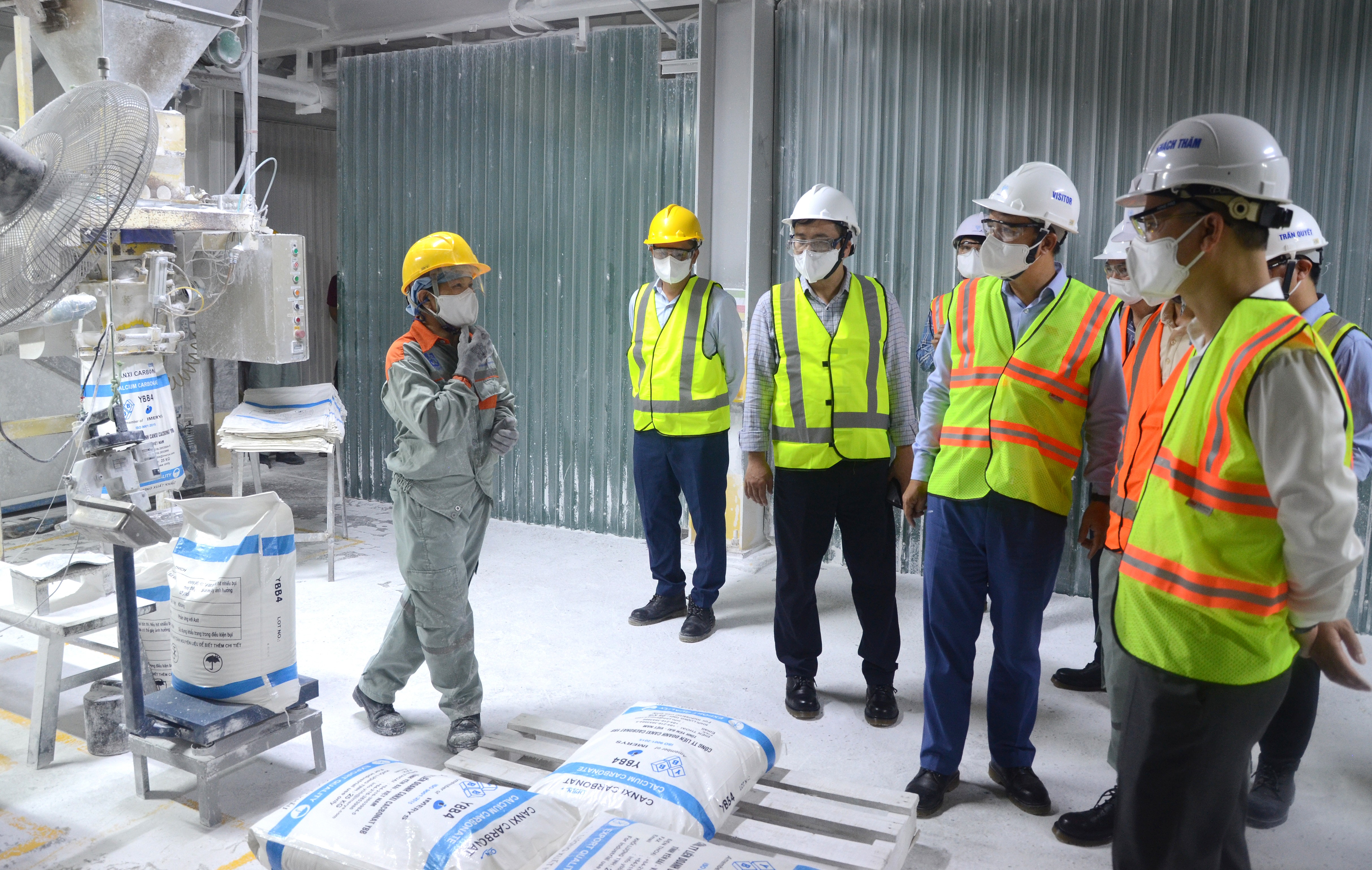 Đoàn công tác khảo sát hoạt động sản xuất tại Công ty Liên doanh Canxi cacbonat YBB. dsc-5527.jpg