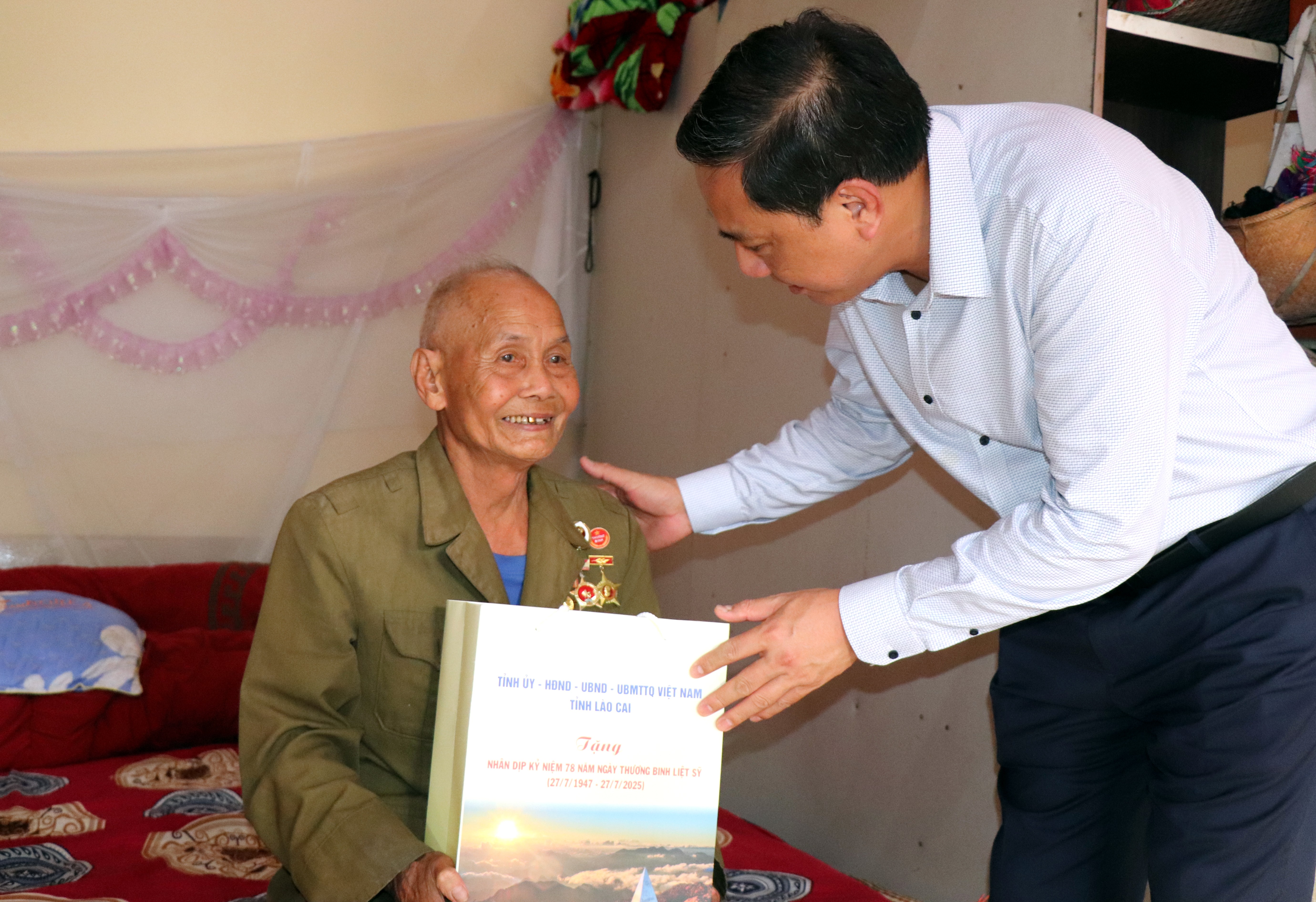 Đồng chí Phó Bí thư Thường trực Tỉnh ủy Hoàng Giang tặng quà thương binh Mai Văn Tám, phường Nghĩa Lộ. img-0443.jpg