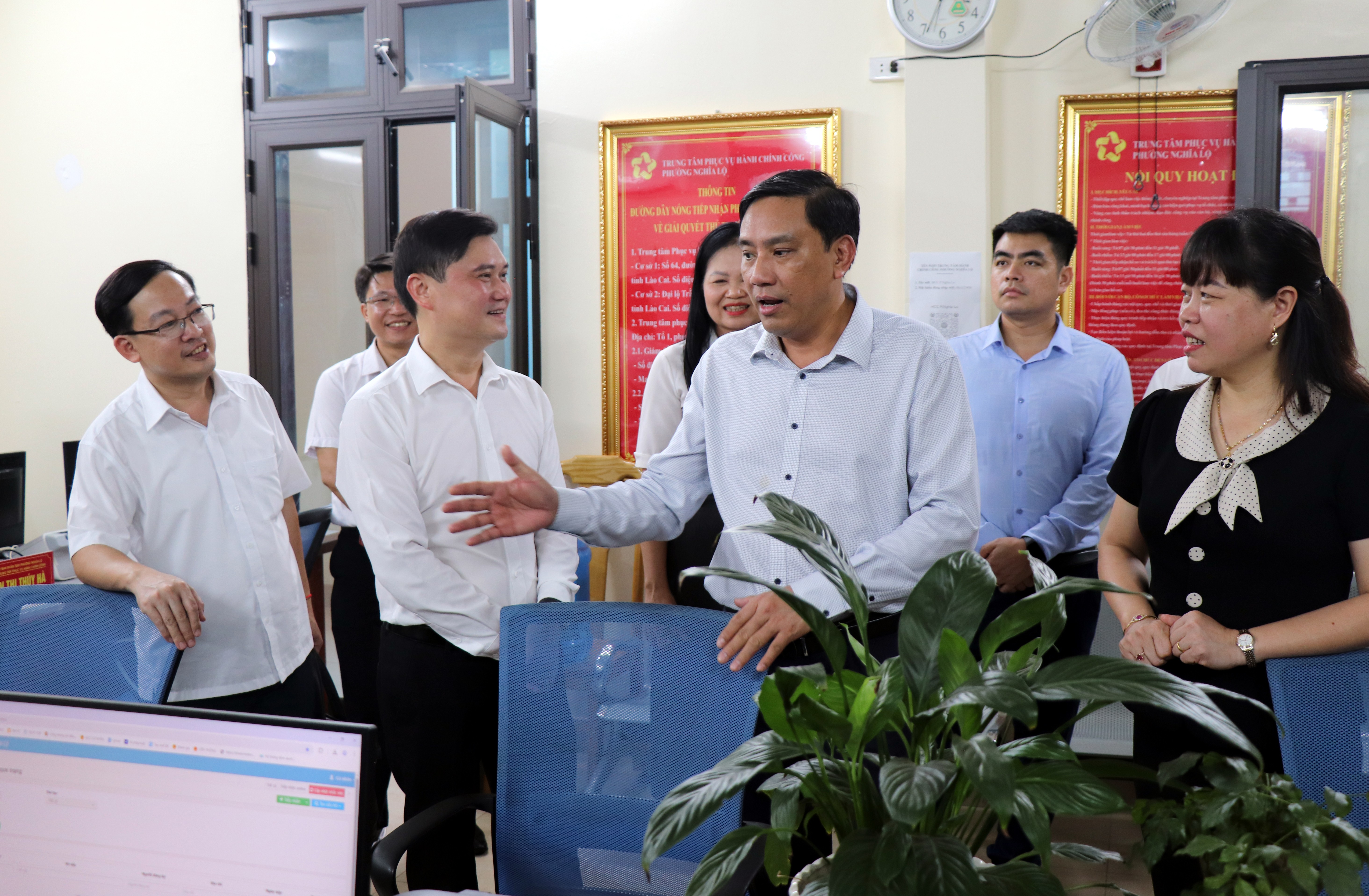 Đồng chí Phó Bí thư Thường trực Tỉnh ủy Hoàng Giang kiểm tra việc ứng dụng phần mềm Bộ phận Phục vụ hành chính công tại phường Nghĩa Lộ. img-0473.jpg