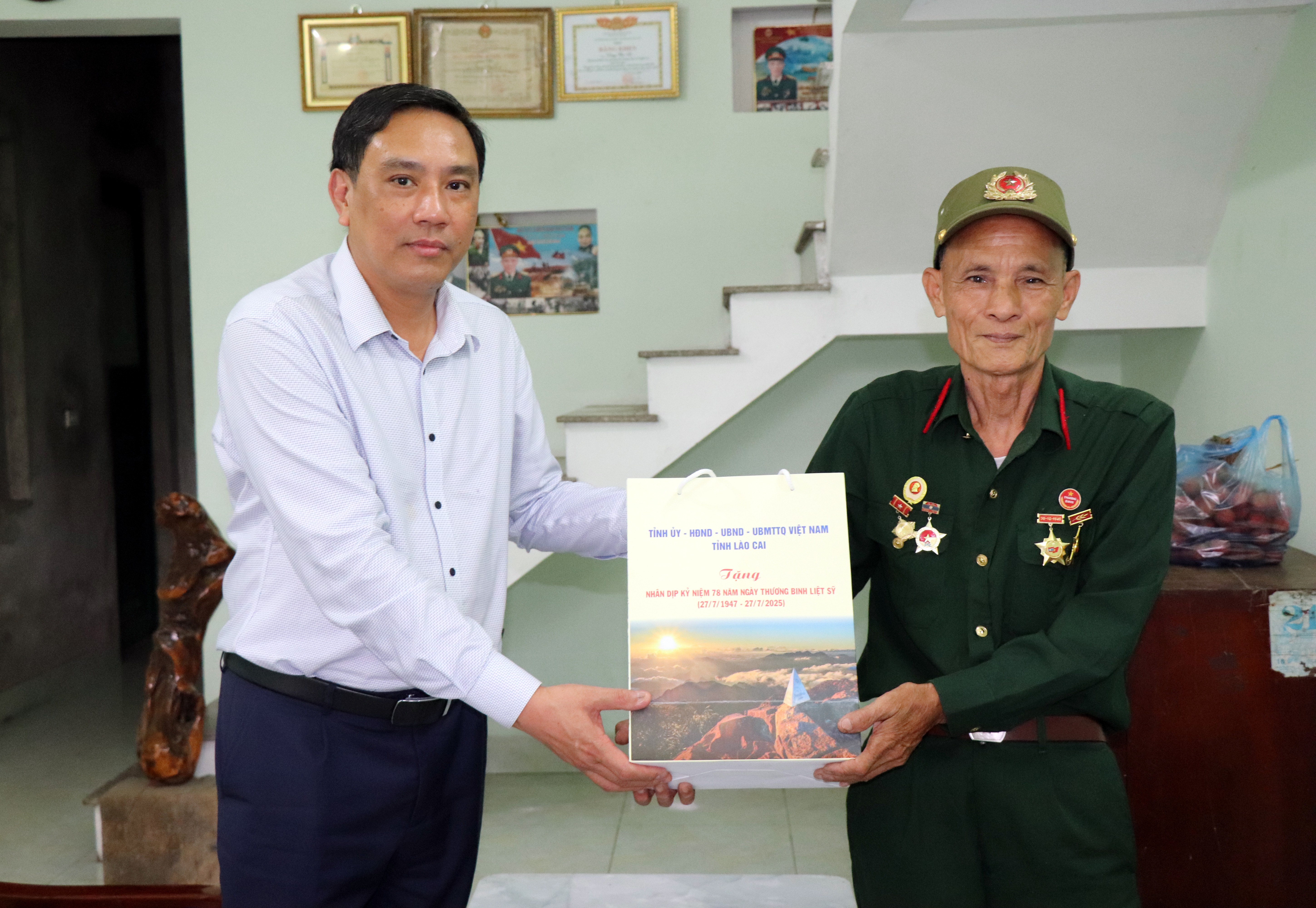 Đồng chí Phó Bí thư Thường trực Tỉnh ủy Hoàng Giang tặng quà thương binh Đặng Văn Tự, phường Nghĩa Lộ. img-0415.jpg