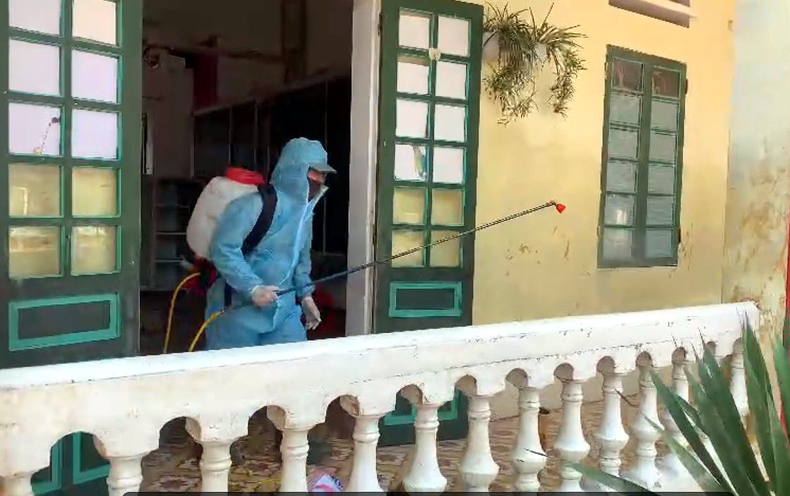 Cán bộ y tế phun khử khuẩn vệ sinh môi trường các phòng lớp học sau lũ. tttttt.jpg